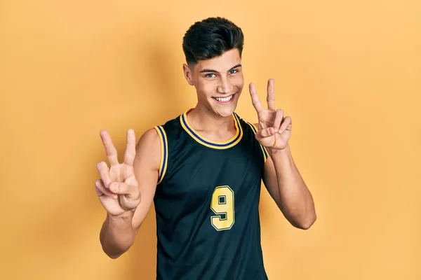 Νεαρός Ισπανός Που Φοράει Στολή Μπάσκετ Χαμογελώντας Μπροστά Στην Κάμερα — Φωτογραφία Αρχείου