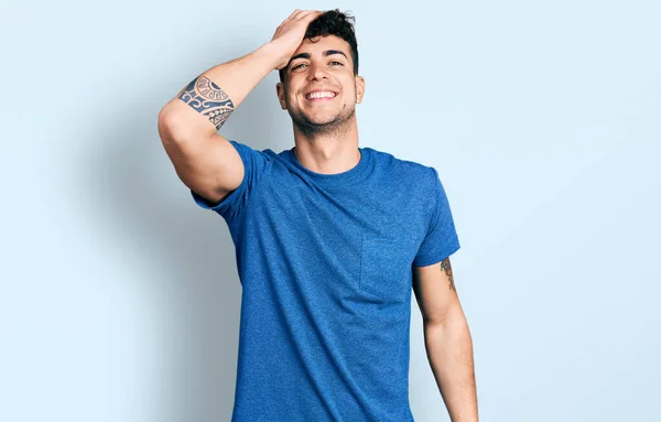 Joven Hombre Hispano Vistiendo Camiseta Casual Sonriendo Confiado Tocando Pelo —  Fotos de Stock
