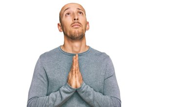 Kel, sakallı, sıradan kıyafetler giyen, elleri bağlı yalvaran ve dua eden, yüzünde umut ifadesi olan, çok duygusal ve endişeli bir adam. Yalvarıyor. 