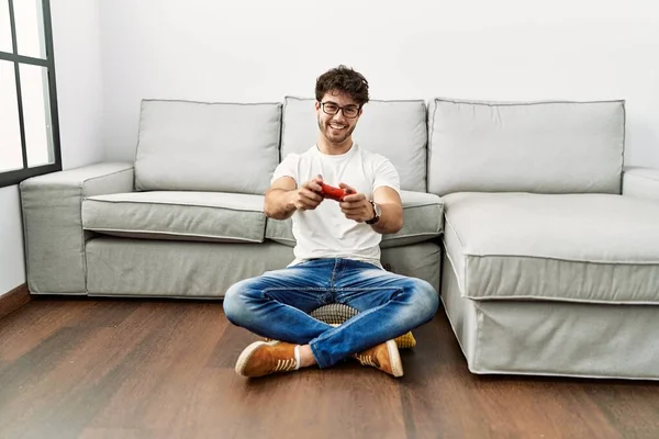 Jovem Hispânico Sorrindo Confiante Jogando Videogame Casa — Fotografia de Stock