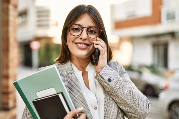 Genç Spanyol Kadını Gülümsüyor Şehirdeki Akıllı Telefondan Mutlu Bir Şekilde — Stok fotoğraf