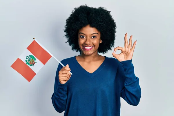 Jonge Afro Amerikaanse Vrouw Met Peru Vlag Doet Teken Met — Stockfoto