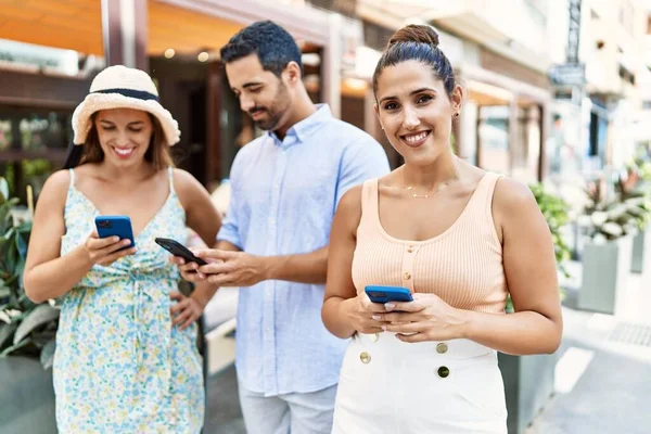 Tre Amici Ispanici Sorridenti Felici Usando Smartphone Città — Foto Stock