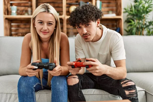 Jong Paar Glimlachen Gelukkig Spelen Video Game Thuis — Stockfoto