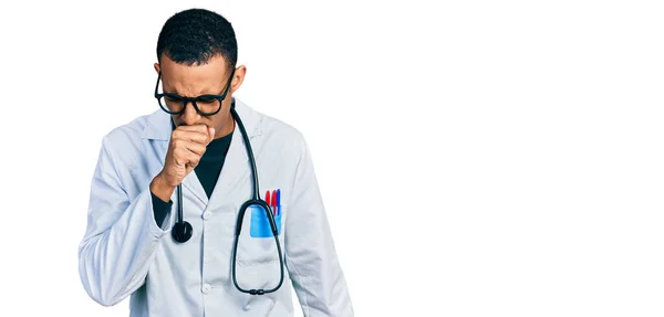 Hombre Afroamericano Joven Que Usa Uniforme Médico Estetoscopio Sintiéndose Mal —  Fotos de Stock