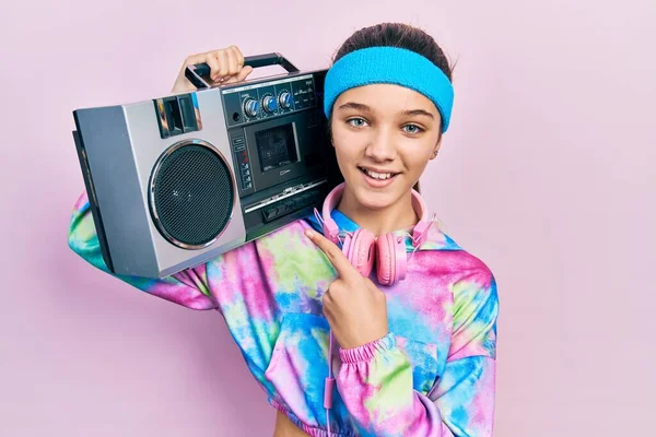 Chica Morena Joven Usando Ropa Entrenamiento Sosteniendo Boombox Sonriendo Feliz —  Fotos de Stock