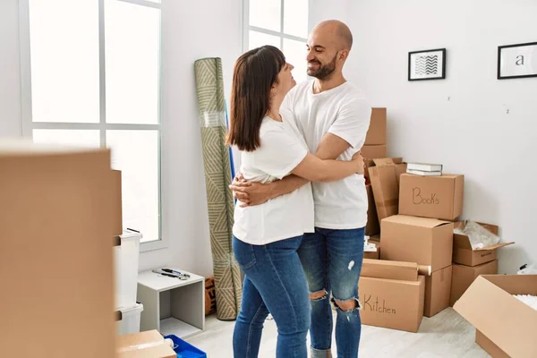 Jovem Casal Hispânico Sorrindo Feliz Abraçando Movendo Nova Casa — Fotografia de Stock