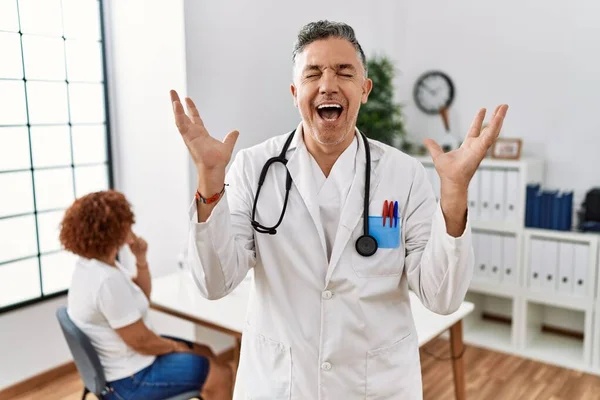 Klinikteki Orta Yaşlı Doktor Kollarını Kaldırmış Gözleri Kapalı Heyecanla Haykıran — Stok fotoğraf