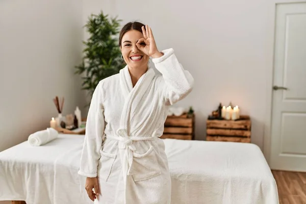 Young Beautiful Hispanic Woman Wearing Bathrobe Wellness Spa Smiling Happy — Stock Photo, Image