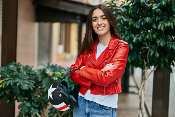 Νεαρή Ισπανίδα Γυναίκα Χαμογελά Χαρούμενη Κρατώντας Moto Κράνος Στην Πόλη — Φωτογραφία Αρχείου