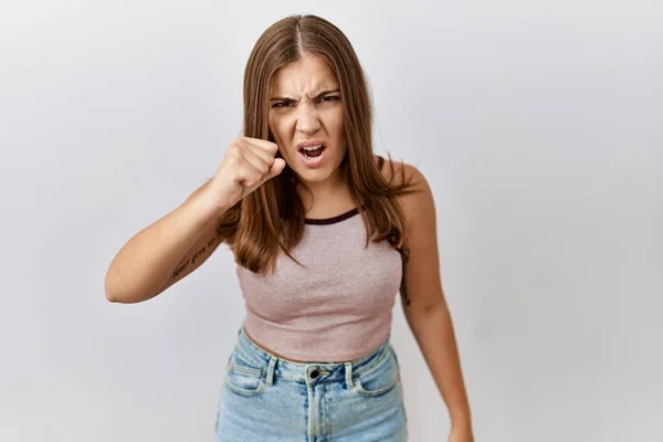 Genç Esmer Kadın Izole Edilmiş Arka Planda Öfkeli Kızgın Duruyor — Stok fotoğraf