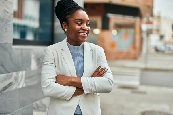 Joven Mujer Negocios Afroamericana Sonriendo Feliz Con Los Brazos Cruzados —  Fotos de Stock