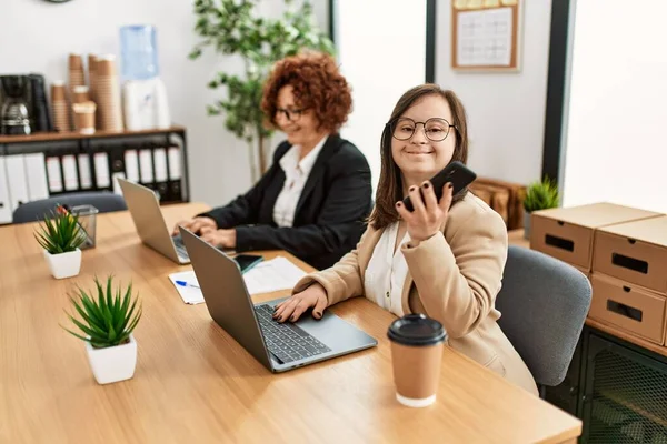 Grupp Med Två Kvinnor Som Arbetar Kontoret Gammal Kvinna Och — Stockfoto