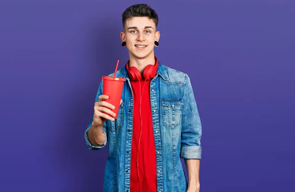 Ung Kaukasisk Pojke Med Öron Utvidgning Dricka Glas Cola Dryck — Stockfoto