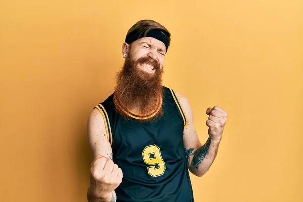 Redhead Άνθρωπος Μακριά Γενειάδα Φορώντας Στολή Μπάσκετ Πολύ Χαρούμενος Και — Φωτογραφία Αρχείου