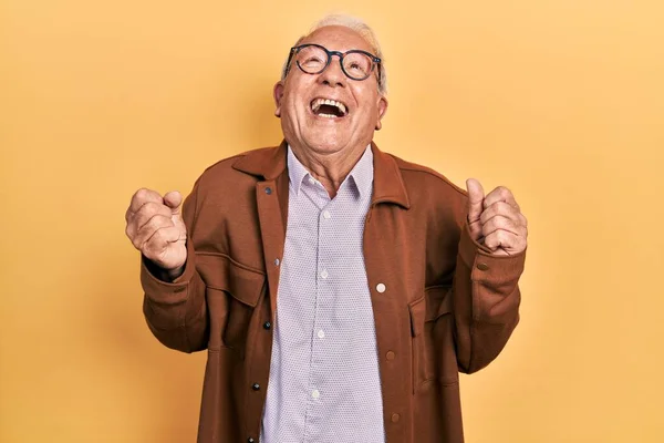 Idős Férfi Szürke Hajjal Alkalmi Kabátban Szemüvegben Nagyon Boldog Izgatott — Stock Fotó