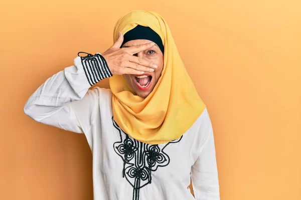 Middle Age Hispanic Woman Wearing Traditional Islamic Hijab Scarf Peeking — Stock Photo, Image