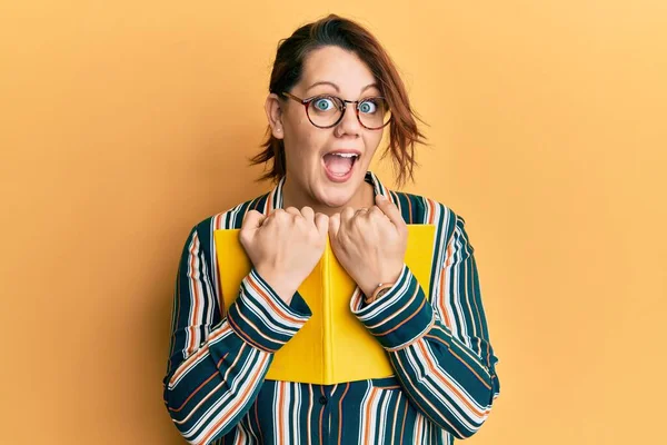 Joven Mujer Caucásica Sosteniendo Libro Celebrando Loco Sorprendido Por Éxito — Foto de Stock