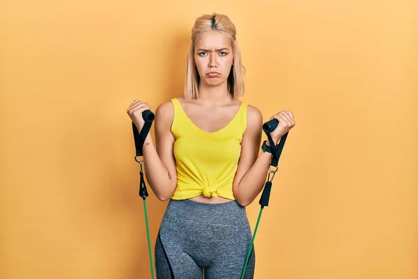 Vacker Blond Kvinna Träning Armmotstånd Med Elastiska Armband Deprimerade Och — Stockfoto