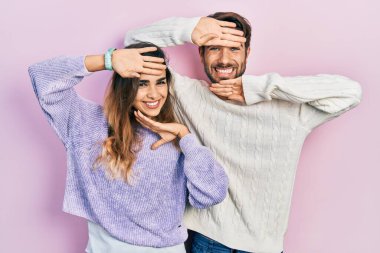 Neşeli gülümseyen, güler yüzlü, elleri yüzlerinde bir yuhalama oynayan İspanyol bir çift. Şaşırdım ve çıktım. 