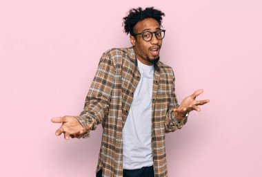 Sakallı ve gözlüklü, neşeli gülümseyen, dost canlısı, olumlu ve kendinden emin genç Afrikalı Amerikalı adam. 