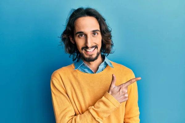 Jovem Hispânico Vestindo Roupas Casuais Sorrindo Alegre Apontando Com Mão — Fotografia de Stock