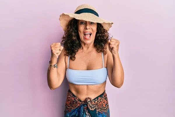 Medelåldern Hispanic Kvinna Bär Bikini Och Sommar Hatt Skriker Stolt — Stockfoto