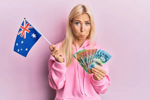 Νεαρή Ξανθιά Γυναίκα Που Κρατάει Αυστραλιανή Σημαία Και Δολάρια Καταθλιπτική — Φωτογραφία Αρχείου