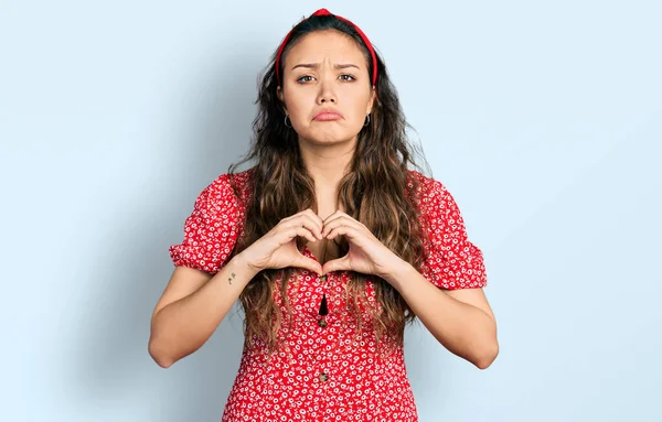 Fiatal Spanyol Lány Csinál Szív Szimbólum Kezek Depressziós Aggódni Szorongás — Stock Fotó