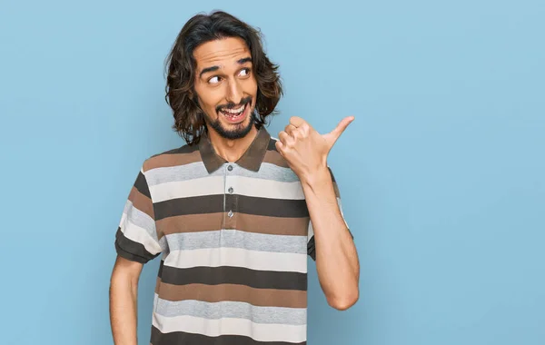 Jovem Hispânico Vestindo Roupas Casuais Sorrindo Com Rosto Feliz Olhando — Fotografia de Stock