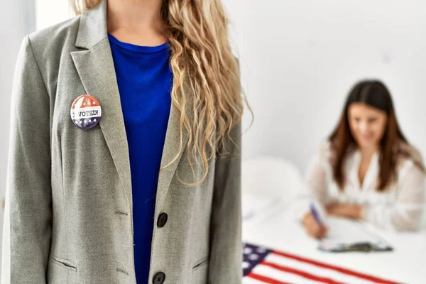 Jovem Americana Eleitor Mulher Segurando Votei Crachá Faculdade Eleitoral — Fotografia de Stock