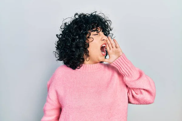 Young Middle East Woman Wearing Casual Clothes Shouting Screaming Loud — Stock Photo, Image