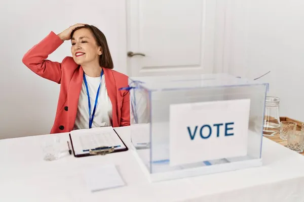 Vacker Medelålders Latinamerikansk Kvinna Vid Politiska Val Sitter Med Valsedeln — Stockfoto