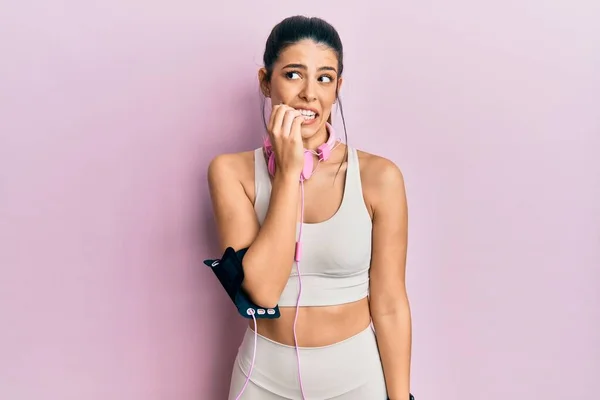 Giovane Donna Ispanica Indossa Abiti Palestra Utilizzando Cuffie Cercando Stressato — Foto Stock