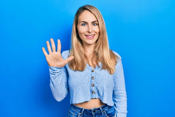 Młoda Kaukaska Kobieta Luźnych Ubraniach Pokazuje Wskazuje Palcami Numer Pięć — Zdjęcie stockowe