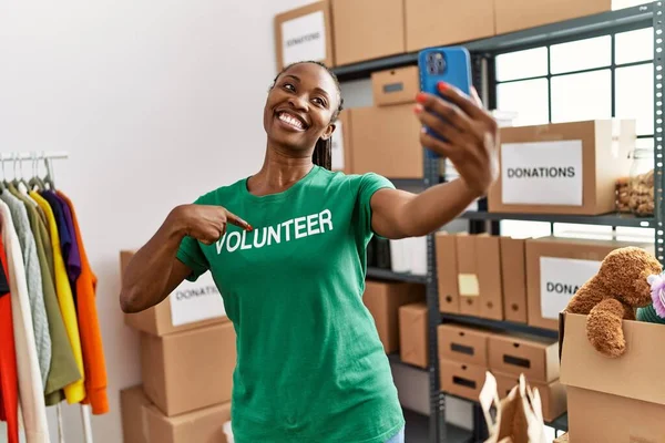 Young African American Woman Pointing Finger Volunteer Tshirt Make Selfie — Stock Photo, Image