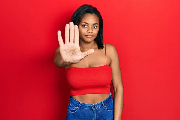 Jong Afrikaans Amerikaans Meisje Draagt Casual Stijl Met Mouwloos Shirt — Stockfoto