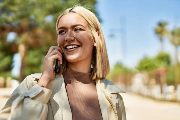 Jovem Loira Sorrindo Feliz Falando Smartphone Cidade — Fotografia de Stock