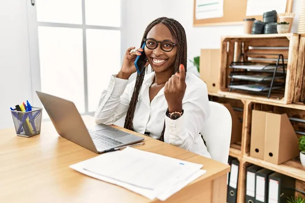 Черная Женщина Косичками Работает Офисе Разговаривая Телефону Манит Сюда Жест — стоковое фото
