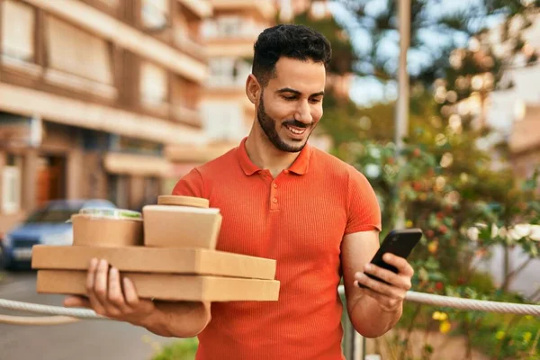 Jovem Hispânico Usando Smartphone Segurando Tirar Comida Cidade — Fotografia de Stock