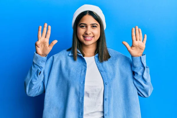 Junge Lateinische Frau Mit Süßer Wollmütze Die Mit Finger Nummer — Stockfoto