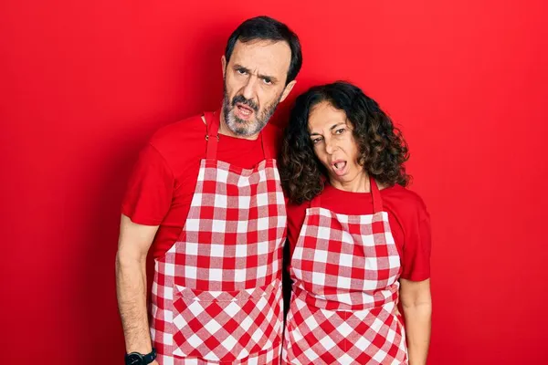 Middelbare Leeftijd Paar Latijns Amerikaanse Vrouw Man Draagt Koken Schort — Stockfoto