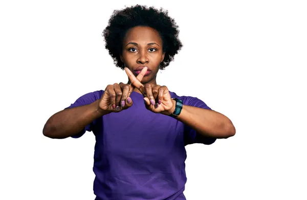 身穿休闲装的紫色T恤的非洲裔美国妇女 手指交叉做阴性手势 — 图库照片