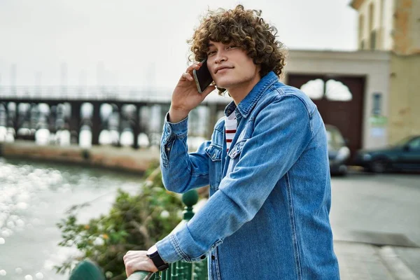 Νεαρός Ισπανός Μιλάει Στο Τηλέφωνο Στο Λιμάνι Της Μαρίνας — Φωτογραφία Αρχείου