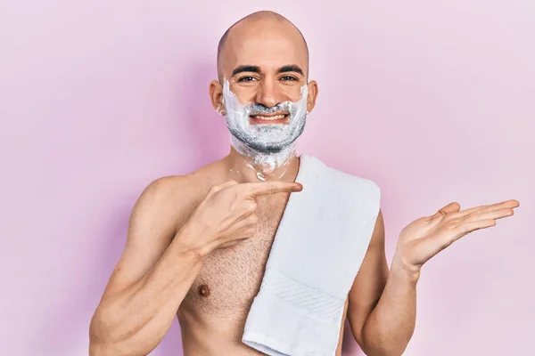 Joven Hombre Calvo Sin Camisa Barba Afeitar Con Espuma Sorprendida — Foto de Stock