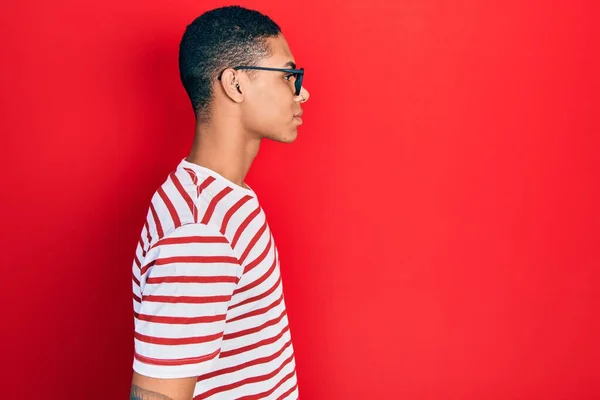 Mladý Africký Američan Chlap Sobě Ležérní Oblečení Brýle Hledá Stranu — Stock fotografie