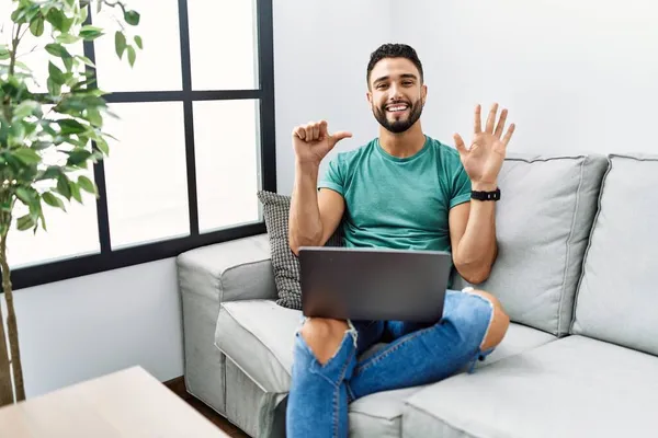 Junger Gutaussehender Mann Mit Bart Sitzt Mit Computer Laptop Auf — Stockfoto