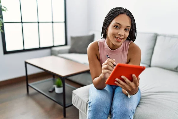 Junge Afrikanerin Lächelt Selbstbewusst Mit Touchpad Hause — Stockfoto