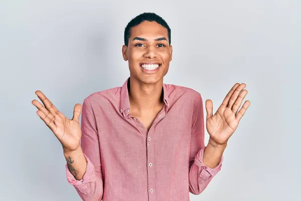 Genç Afro Amerikalı Adam Gündelik Giysiler Giyip Başarının Çılgınlığını Kutluyor — Stok fotoğraf