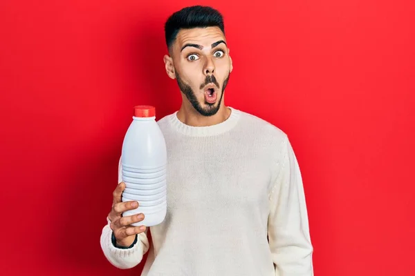 Jonge Latijns Amerikaanse Man Met Baard Met Liter Fles Melk — Stockfoto